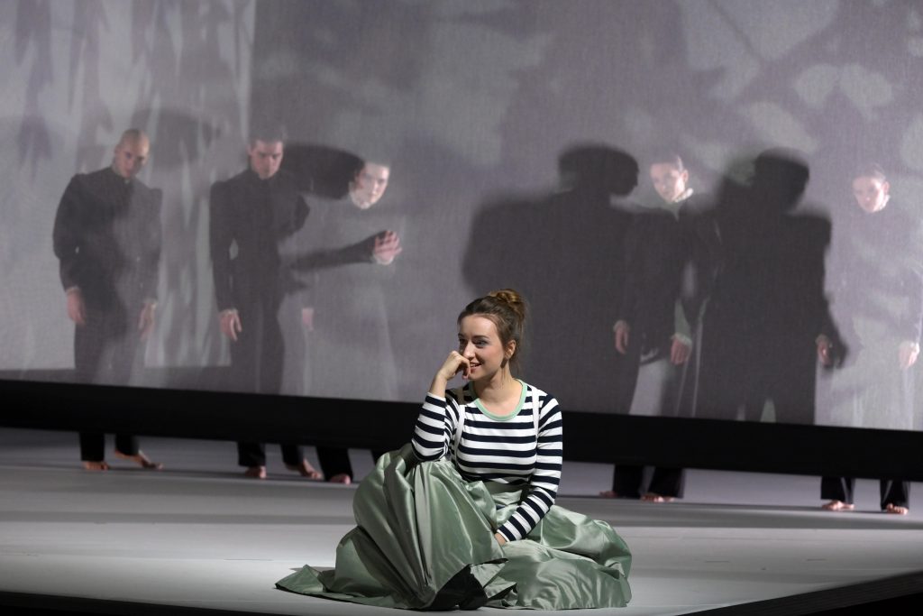 vorne Monika Buczkowska (Dorinda) und hinter der Gaze Tänzer*innen. © Oper Frankfurt